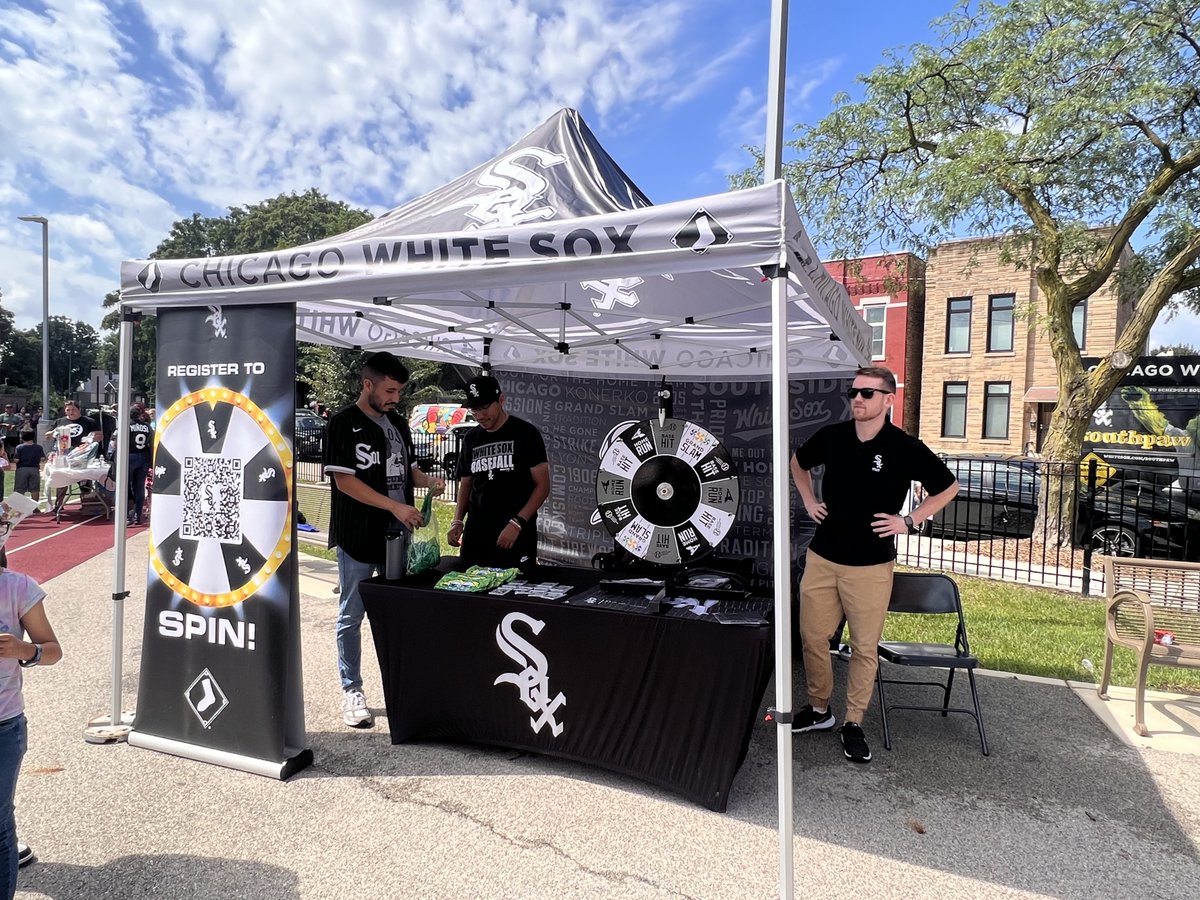 ChiPubSchools's tweet photo. Minnie Miñoso Academy – formerly McClellan Elementary School – celebrates its new name and the start of a new school year with games, giveaways, and Southpaw, @whitesox friendly mascot. Join us today until 2 pm at Miñoso Academy! #cpsnetwork6 #CPSBackToSchool https://t.co/nQ2Wh8zr6R