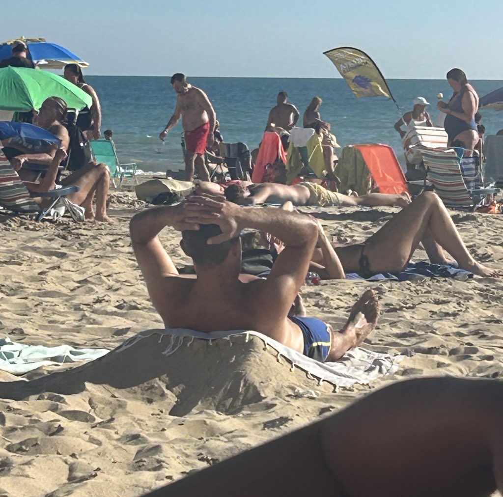 LauraAlv96's tweet photo. Esto solo pasa en Cai #cadiz #playa https://t.co/4cGlWEAzil
