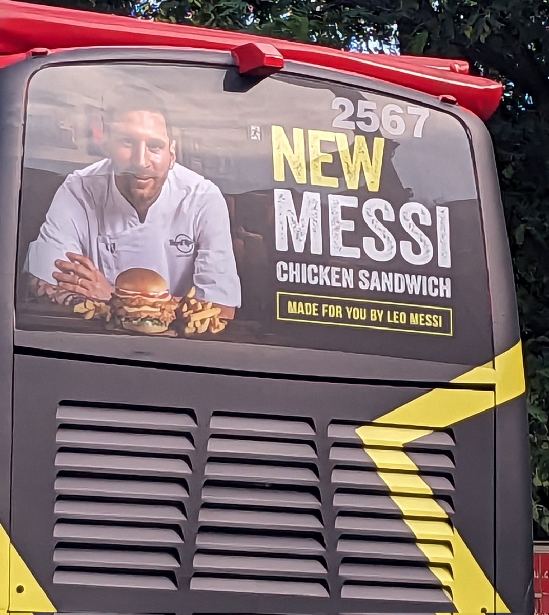 MESSI IN BARCELONA ! Surprise de l'été à #Barcelone: #LionelMessi est encore bien présent  2 ans après son départ😯
 N°1 des maillots du #Barça personnalisés dans les vitrines + Sur bus avec pub pour le nouveau #MessiBurger du #HardRockCafé avec lequel il a contrat mondial 🌎⚽$