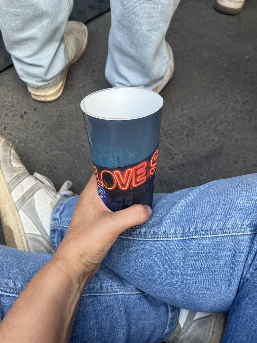 ms_conni's tweet image. Love is all around. #peterfox #lovesongs