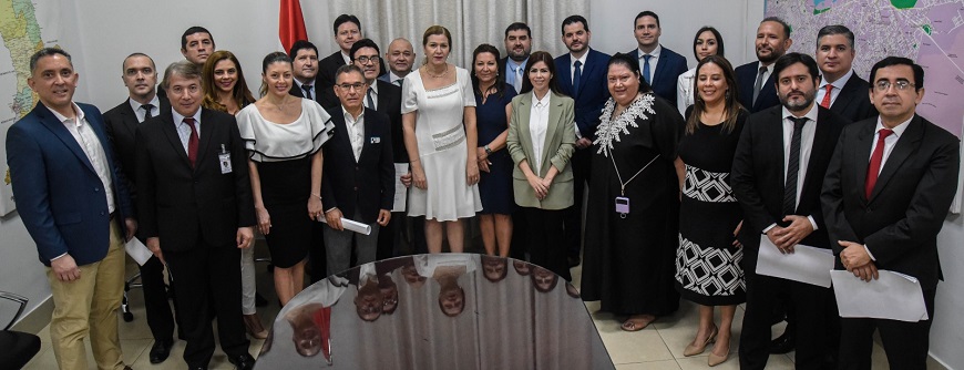 Ministra de salud designa nuevos directores generales

En un solemne acto, los nuevos encargados de la diversas Direcciones Generales del MSPyBS recibieron de manos de la titular de la cartera sus resoluciones oficiales para posesión del cargo.

➕ℹ️ bit.ly/44d99JQ