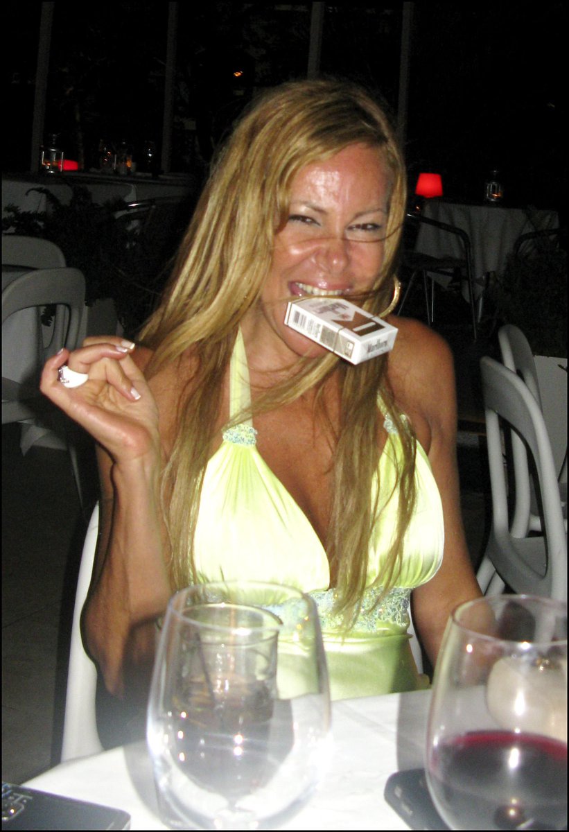 ahora mismo soy esta foto: el bronceado excesivo, la cajita de marlboro gold, la pose divertida en cena con amigos… esta foto es el verano