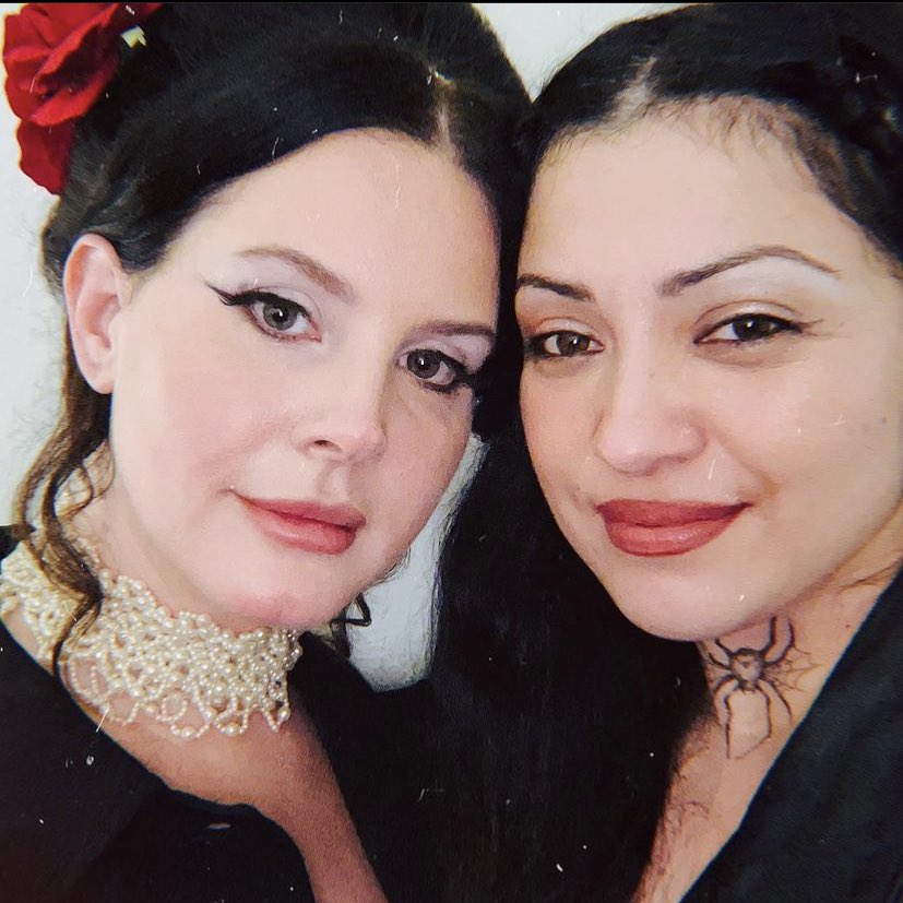 mis mamás 😻
Mon Laferte junto a Lana Del Rey 🖤
<a href="/monlaferte/">Mon Laferte</a>