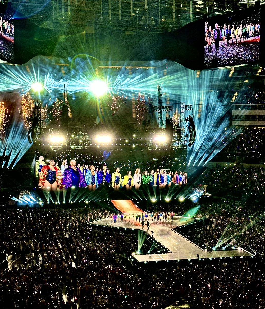 taylorswiftbr's tweet photo. A Pollstar nomeou a “The Eras Tour” como o “maior espetáculo da Terra”!

“Taylor aos 33 anos é uma artista magistral com uma habilidade sobrenatural de se conectar com os fãs, segurá-los em seu abraço caloroso por três horas e meia, enquanto quebra recordes de turnê antes impensáveis”