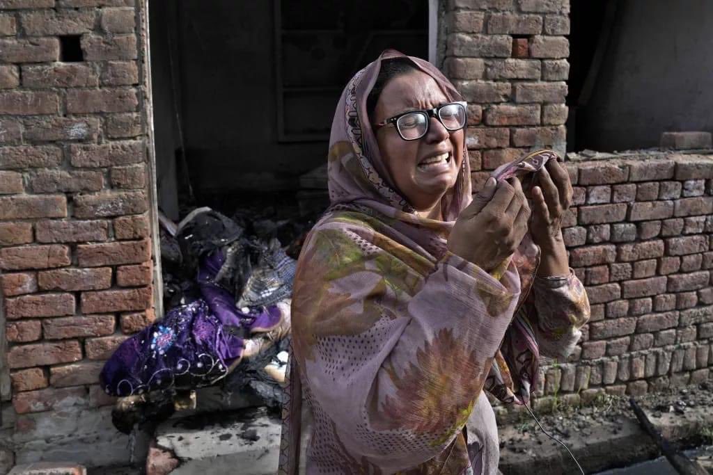 SindhuSorath's tweet photo. جڑانوالا۔۔
ایک کرسچن خاتون عاشقان کے ہاتھوں ، اپنا گھر تباہ کیے جانے پر ماتم کناں ہے۔۔

ایسا ہے ہمارا پاکستان 
Image courtesy: FB https://t.co/t1Tk5KpbxP