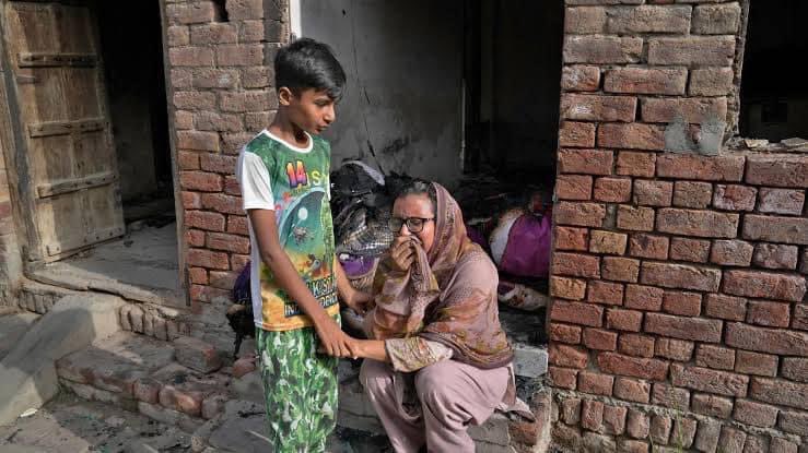 SindhuSorath's tweet photo. جڑانوالا۔۔
ایک کرسچن خاتون عاشقان کے ہاتھوں ، اپنا گھر تباہ کیے جانے پر ماتم کناں ہے۔۔

ایسا ہے ہمارا پاکستان 
Image courtesy: FB https://t.co/t1Tk5KpbxP