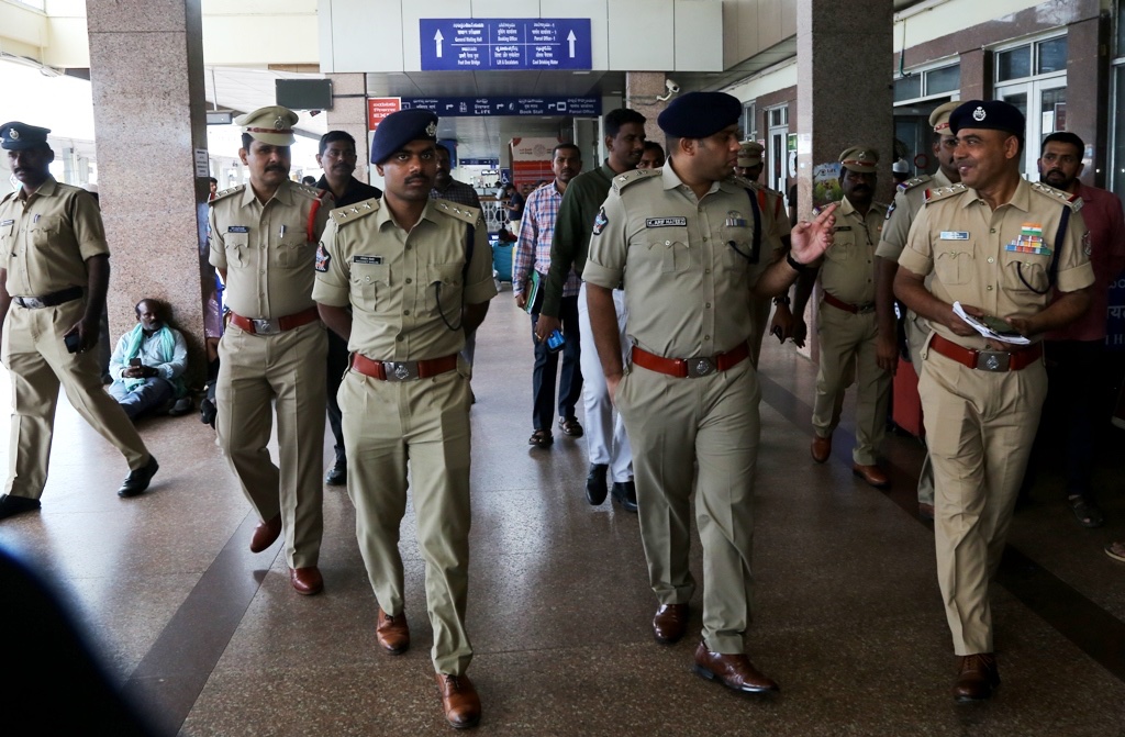 police_guntur's tweet image. గుంటూరు రైల్వే స్టేషన్ పరిసర ప్రాంతాల్లో ప్రయాణికుల భద్రత మరియు సౌకర్యాల దృష్ట్యా పర్యటించిన గుంటూరు జిల్లా ఎస్పీ శ్రీ ఆరిఫ్ హాఫిజ్ గారు.....
@APPOLICE100 
#LawandOrder 
#railwayprotection
#RPF 
#GPF