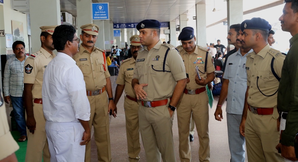 police_guntur's tweet image. గుంటూరు రైల్వే స్టేషన్ పరిసర ప్రాంతాల్లో ప్రయాణికుల భద్రత మరియు సౌకర్యాల దృష్ట్యా పర్యటించిన గుంటూరు జిల్లా ఎస్పీ శ్రీ ఆరిఫ్ హాఫిజ్ గారు.....
@APPOLICE100 
#LawandOrder 
#railwayprotection
#RPF 
#GPF