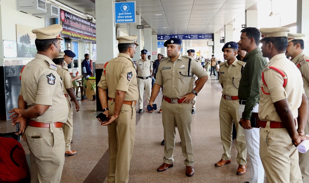 police_guntur's tweet image. గుంటూరు రైల్వే స్టేషన్ పరిసర ప్రాంతాల్లో ప్రయాణికుల భద్రత మరియు సౌకర్యాల దృష్ట్యా పర్యటించిన గుంటూరు జిల్లా ఎస్పీ శ్రీ ఆరిఫ్ హాఫిజ్ గారు.....
@APPOLICE100 
#LawandOrder 
#railwayprotection
#RPF 
#GPF