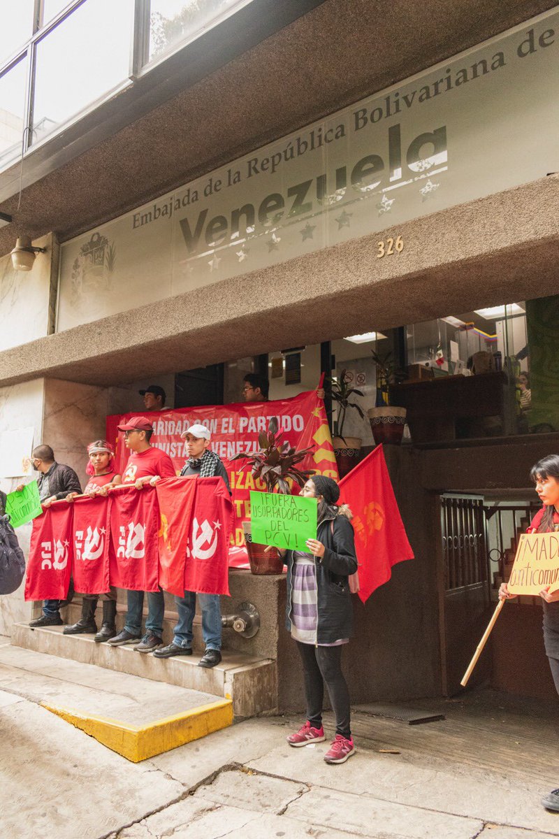 Hay muchos confundidos con la acción que los comunistas en México desplegamos ayer contra el gobierno de Maduro. “¿Qué Venezuela no es socialista?”. Pues no, no lo es, y acá te explico brevemente porque militantes del PCM tomamos la embajada de Venezuela el día de ayer 👇🏽