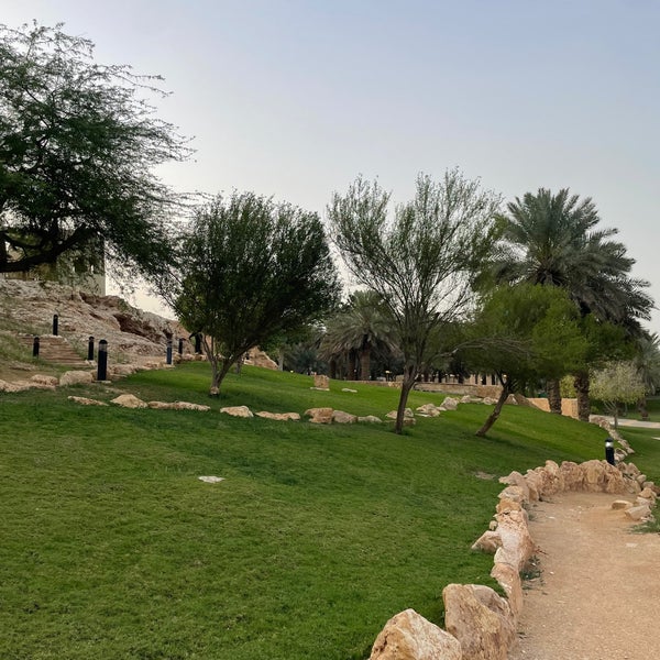 غـــار المعـذر
لا يـزال في الذاكـرة ..
أمـا الريـاض فتبقى قصة عشق تتجدد في قلب كل من عرفها،
فهي لؤلؤة الوطـن وريحـانـته وقـلبـه النـابض وحضارته وتــاريخـه.
هـكـذا .. كـانت تتجسد #الـريــاض في قـلم ووجدان رمــز الصحافة السعودية وأحــد صناعها، المغفور له الأستاذ #محمد_الوعيل
وكم