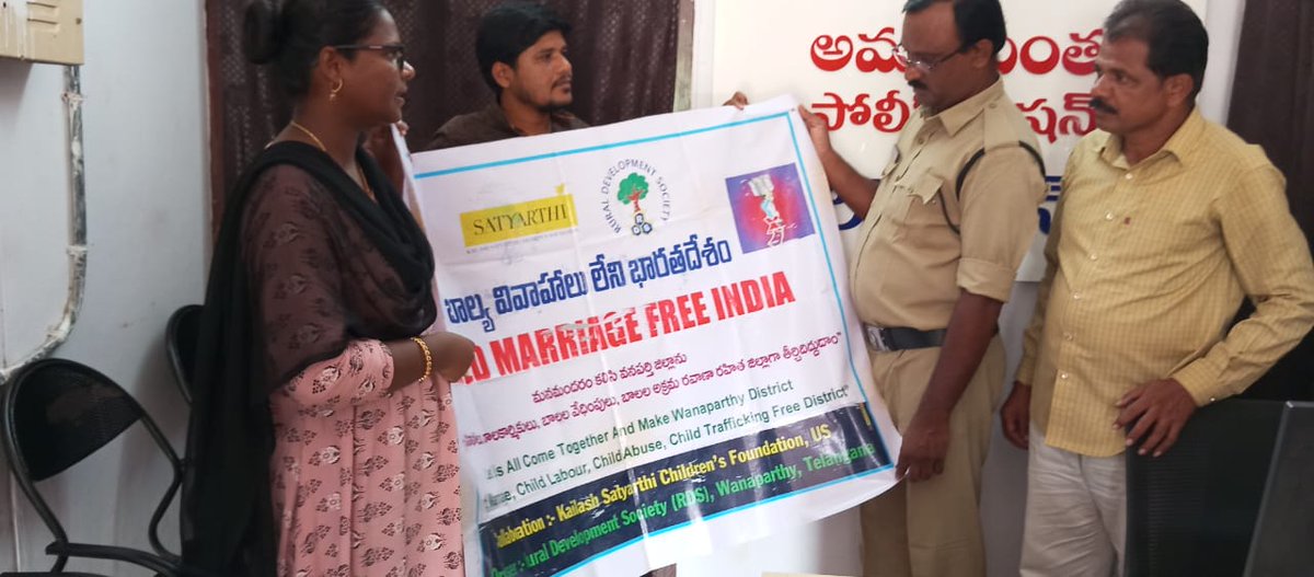 sowjanyards1993's tweet photo. Went to amarchita police station explained about the kscf program objects I. E., child marriages, child labour, child abuse, child trafficking.
I said to inform me, regarding the cases."Counsellors are available " To give counselling. #Everychildisimportant. @VishuNageli4 https://t.co/PnLOkMiG30