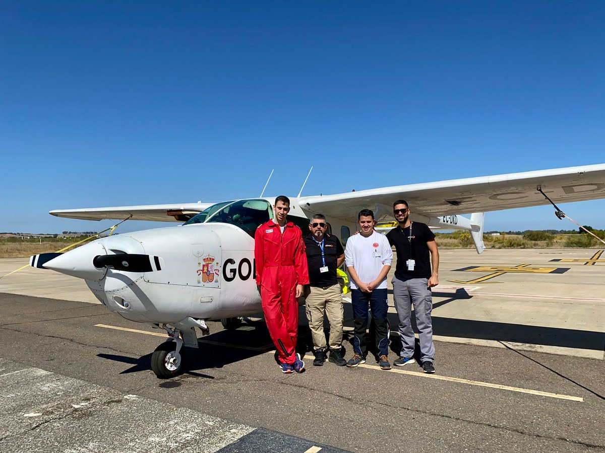 heligrafics's tweet photo. 🚁🔥 En ruta a #Tenerife : nuestro equipo ACOZ3 ya está en el aire para enfrentar el voraz incendio de la isla.
El coordinador y el operador de cámara captarán imágenes en tiempo real y térmicas.  Que el viento esté a vuestro favor 🙏 @heligrafics @mitecogob https://t.co/wCxzMZC0zy