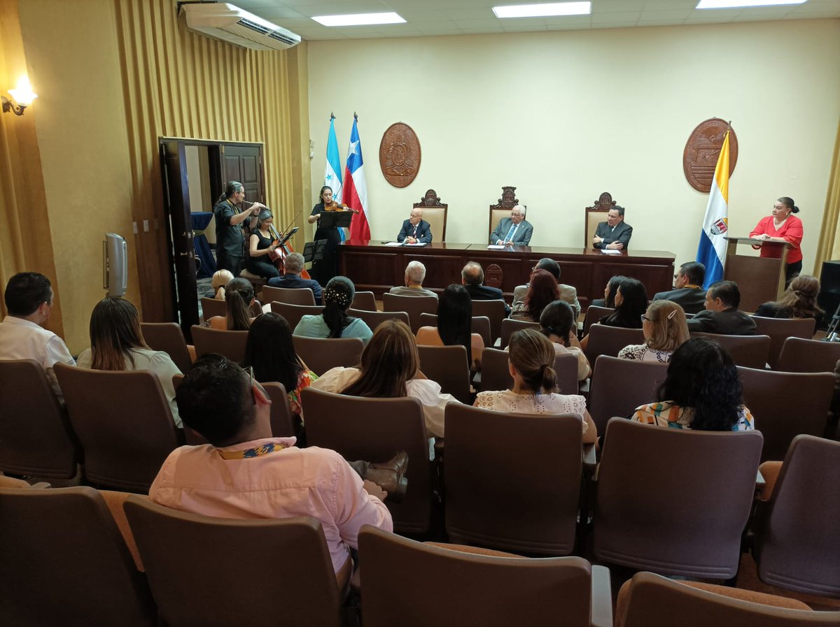 Chile_Honduras's tweet photo. El 15/8, la @UNAHoficial presidida por el Rector Francisco Herrera y el Vicerrector de RR.II. Marco Tulio Medina, rindió homenaje al Embajador Enrique Barriga, por su valioso aporte en la consolidación de lazos educativos con 🇭🇳, entregando un reconocimiento al Jefe de Misión 🇨🇱. https://t.co/wN9yl4bnqH