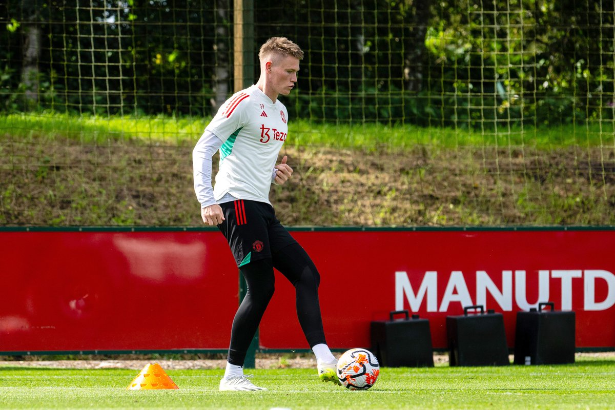ManUtd's tweet photo. Getting ready for Saturday's game at Tottenham. 

#MUFC || #TOTMUN https://t.co/sqe7KbMvYa