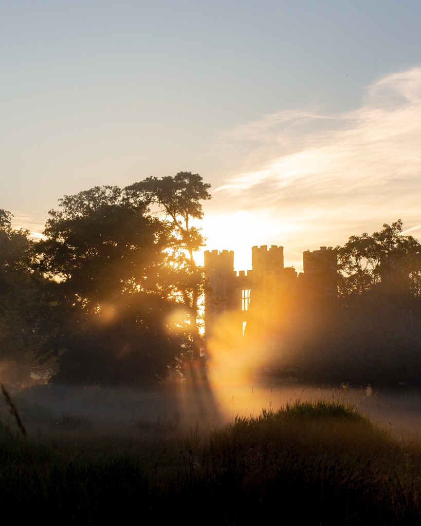 The site of #CowdrayRuins has been witness to a multitude of fascinating events for nearly a millennium.⁠ Join us as we unearth the past and discover the history of and around Cowdray Ruins. Find out more a: l8r.it/JF6x
#cowdrayheritagetrust #cowdrayheritage
