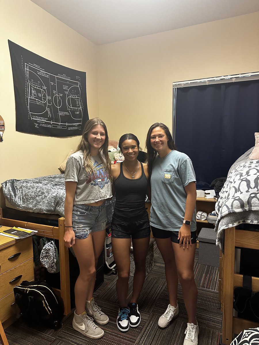 The freshmen are here! <a href="/NorahGum/">Norah Gum</a> <a href="/gabiburgess24/">Gabrielle (Gabi) Burgess</a> <a href="/AddisonHopkins5/">Addison Hopkins</a>