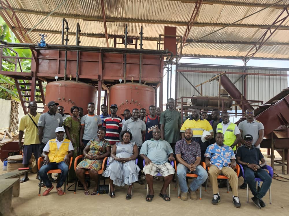 Solidaridad_wa's tweet photo. A team from @Solidaridad_wa visited Joe Farms and Processing Enterprise located in Kade in the Eastern region of Ghana, to inspect progress on an artisanal oil palm mill upgraded under #NISCOPS with funding from @UNDPGhana and @mestighofficial. https://t.co/RyzoHmpNCK