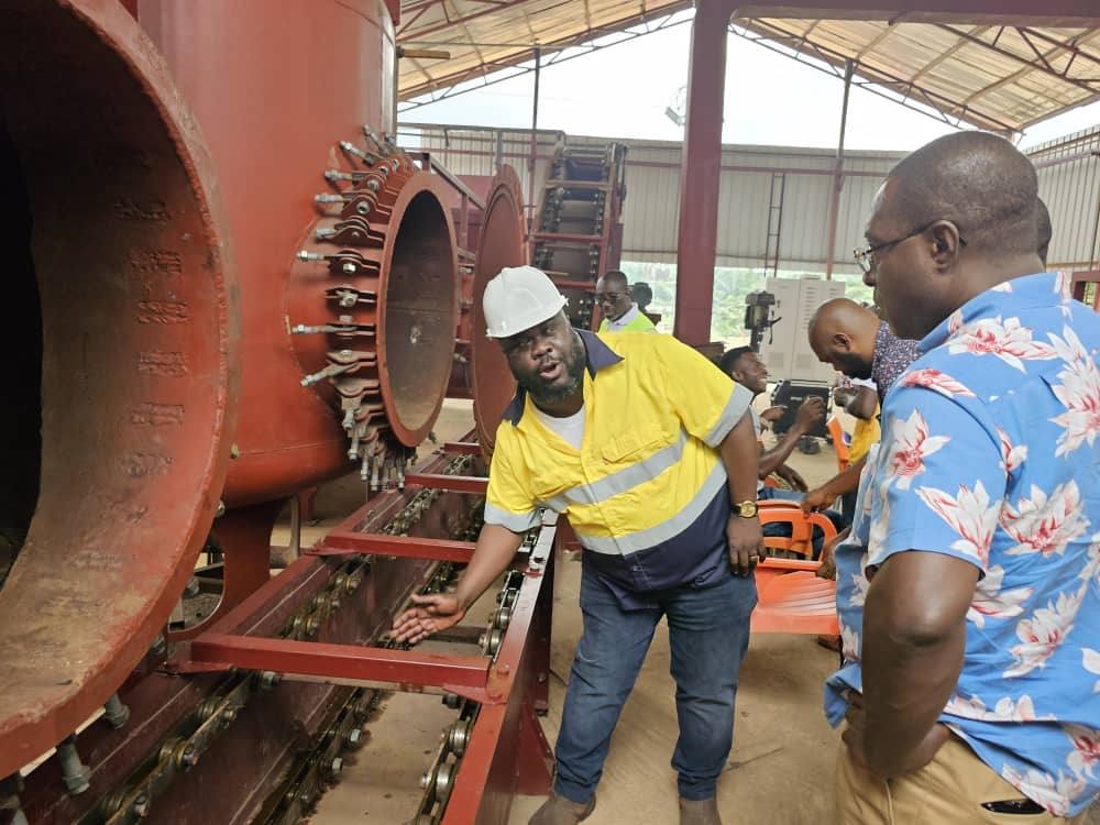 Solidaridad_wa's tweet photo. A team from @Solidaridad_wa visited Joe Farms and Processing Enterprise located in Kade in the Eastern region of Ghana, to inspect progress on an artisanal oil palm mill upgraded under #NISCOPS with funding from @UNDPGhana and @mestighofficial. https://t.co/RyzoHmpNCK