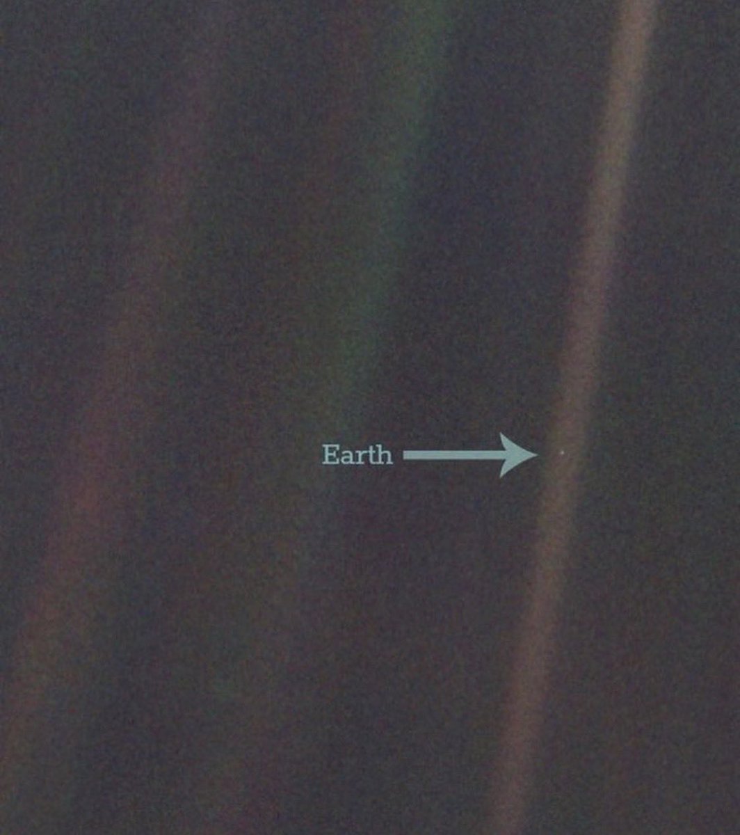 jameswebb_nasa's tweet photo. "O Pálido Ponto Azul, uma foto icônica da Terra tirada pela Voyager 1 em 1990 a 6 bi de km de distância, retrata nosso planeta como um minúsculo ponto azul no vasto espaço. Um lembrete do nosso isolamento cósmico e fragilidade, sublinhando a necessidade de cuidar do nosso lar. https://t.co/VsjzPihAWT