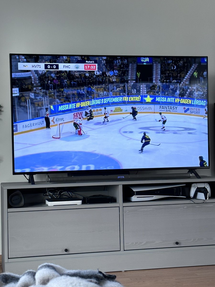 Wahlgren_80's tweet photo. Äntligen match mellan HV och Frölunda igen. Försäsong och snart SHL säsong och månader av härliga sammanbrott från @TimpanHV71 😃🔥🤩 Som man har längtat 😃 #timpan #gubbe https://t.co/gYFYiiGVWC