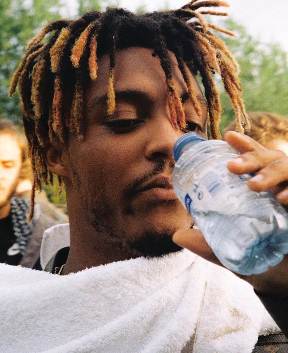 x2bucky's tweet photo. Juice WRLD Drinking Water, 2019 https://t.co/pPTxMw9moF