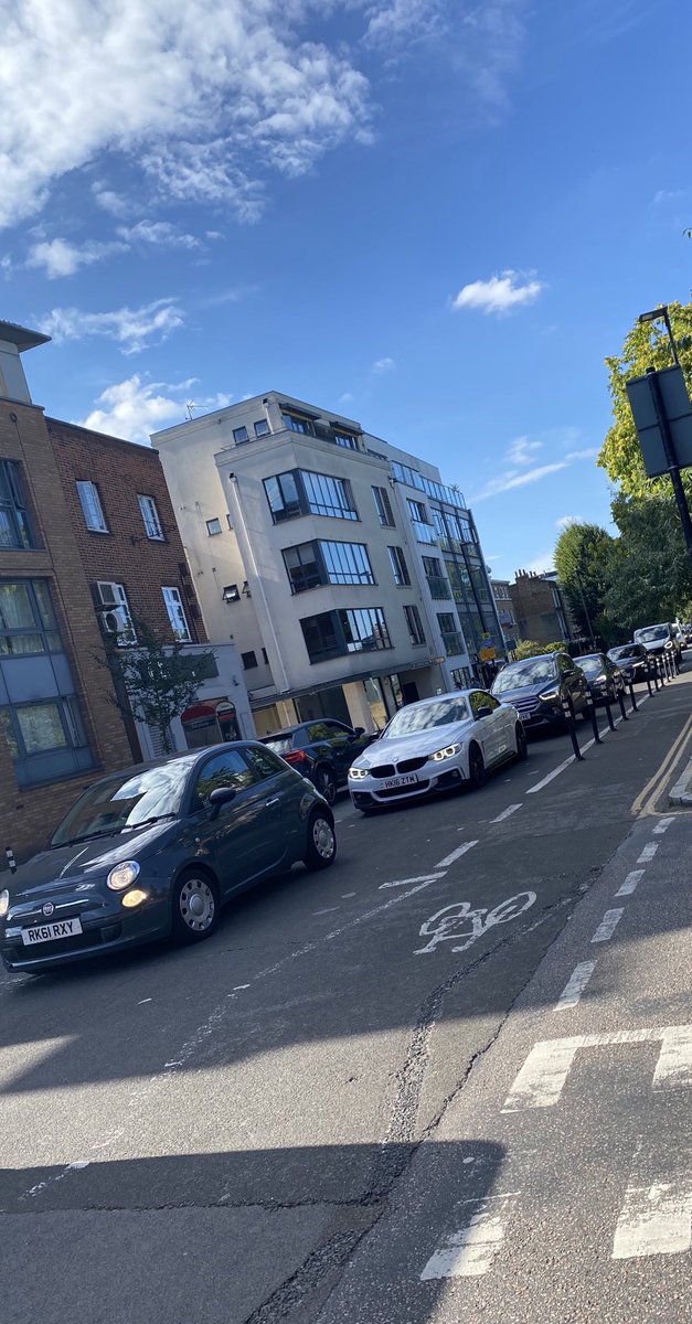 Islingtoncycle's tweet photo. Completely blocked residential road. One of the few in Islington still open to through traffic. Embarrassing ⁦@IslingtonBC⁩ ⁦@RowChampion⁩ please sort it out and stop closing our roads. https://t.co/qnb0gF3wlo