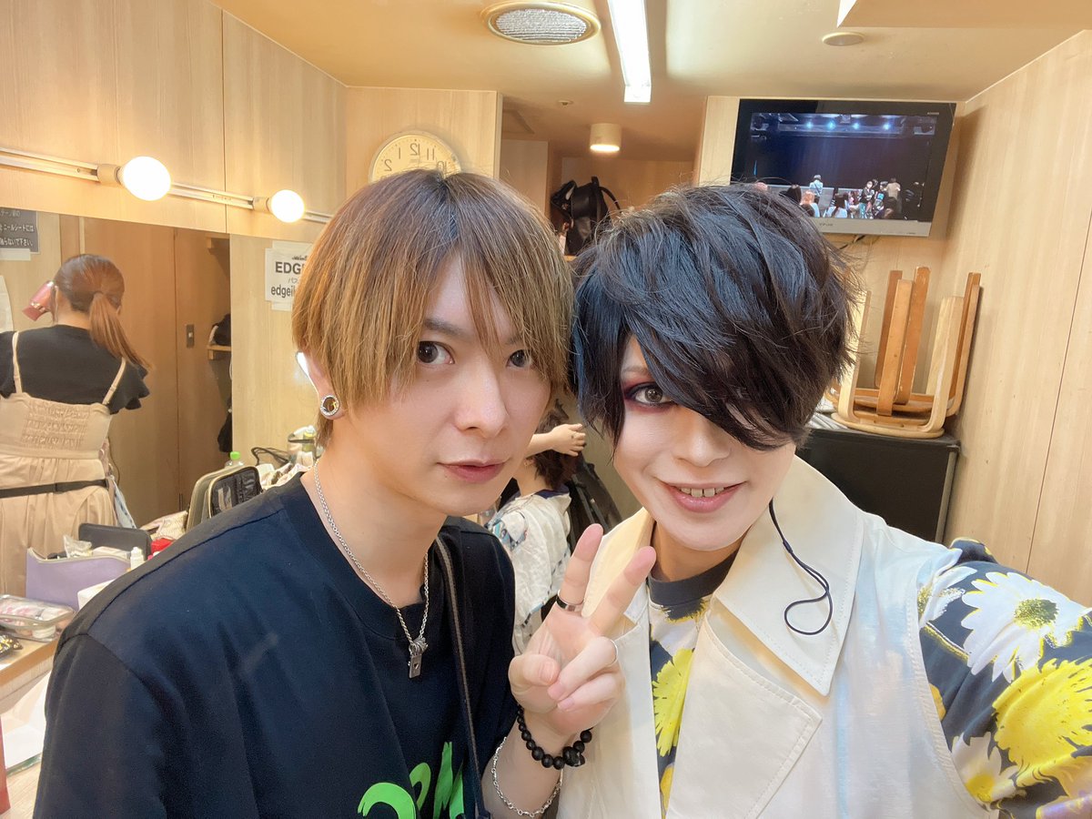hetareitaria1's tweet photo. YouSayくん
聖くん
ユーキくん
庵くん

瑠伊さんは来てくれたんだけどLIVEの直後トークに入ったから会えなかったし、
海さんは差し入れだけして男らしく去っていかれたらしい。
皆さん本当に本当にありがとう。 https://t.co/T9cfnyAbTy