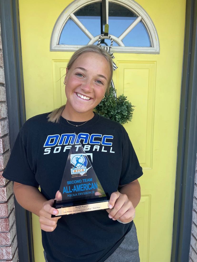 DMACCsoftball's tweet photo. ‼️FORMER BEARS‼️

Our former bears with their All-American plaques. Thank you NFCA!!

@NFCAorg 

#GoBears🥎
@BobLigouri https://t.co/geGf34Obfz