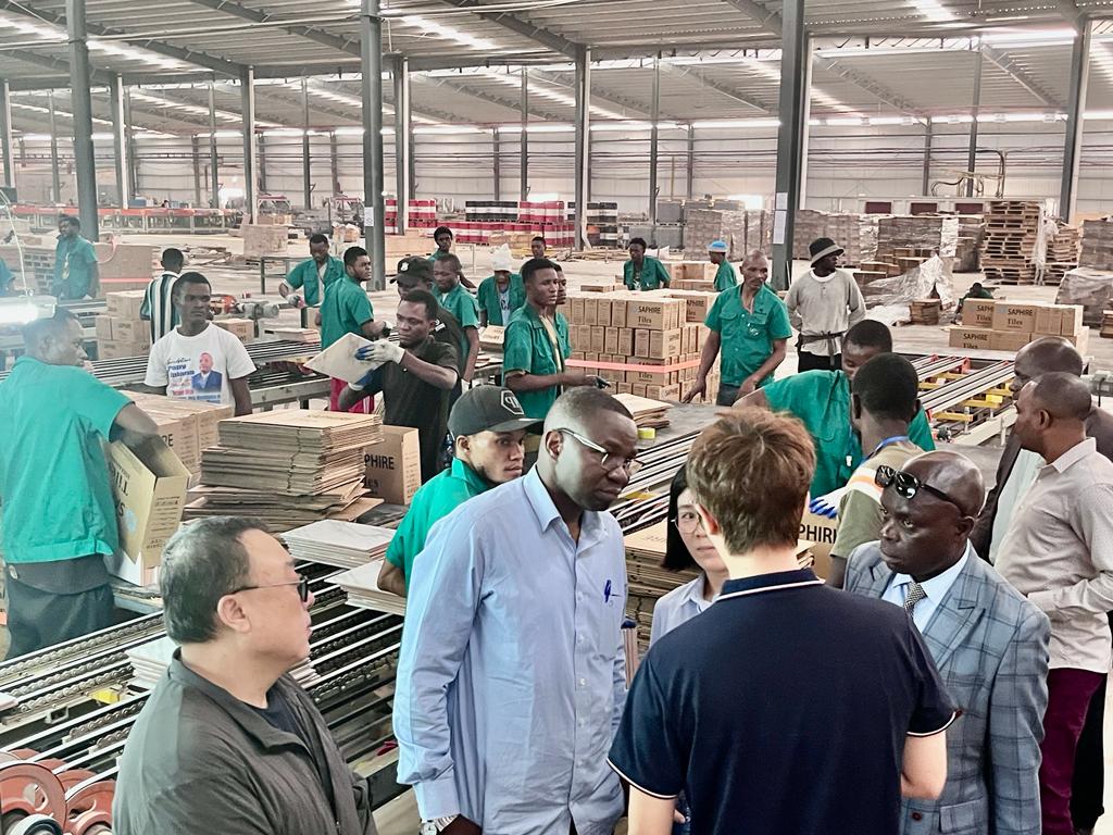 julienpalukucom's tweet photo. #INDUSTRIE:  Ce n'est pas ailleurs dans le monde. C'est à Kinshasa. Les matériaux de construction en quantité industrielle pour réduire la facture d'importation et petit àpetitla dépendance, pour créer des milliers d'emplois directs et indirects et pour donner enfin une autre image de la RDC . Vive le Plan Directeur d'Industrialisation @FatshiNews
