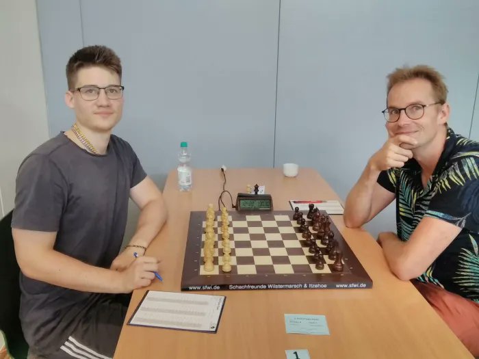 NSVschach's tweet photo. Kurt Pape-Open: FM Matthias Tonndorf gewinnt

A-Open:
🥇 FM Matthias Tonndorf
🥈 Tim Sauer
🥉 Ole Reller

Info: https://t.co/pV9YyM0O2F

📸 Turniersieger FM Tonndort (rechts) gegen Jan Helmer vor der letzten Runde Runde (Quelle: Hamelner SV)

#schach #hameln #NSVGrandPrix https://t.co/XfVYTOl5zA