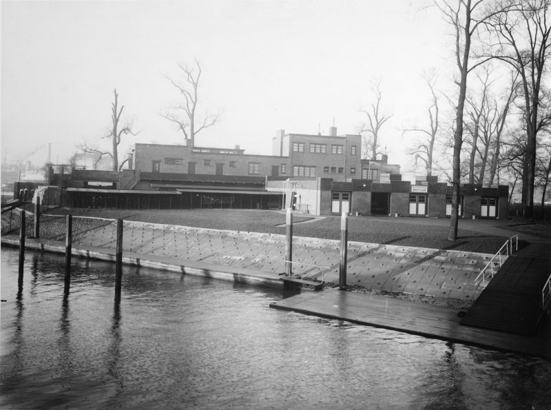 Duik in de watersport bij RV Nautilus. Op 9 &amp; 10 september kun je kennismaken met roeien op die fantastische Nieuwe Maas én genieten van het prachtige monumentale gebouw. Mis het niet!
#openmonumentendagen #historischbotenhuis #maasroeien #architectuur
Clubgebouw RV Nautilus 1927