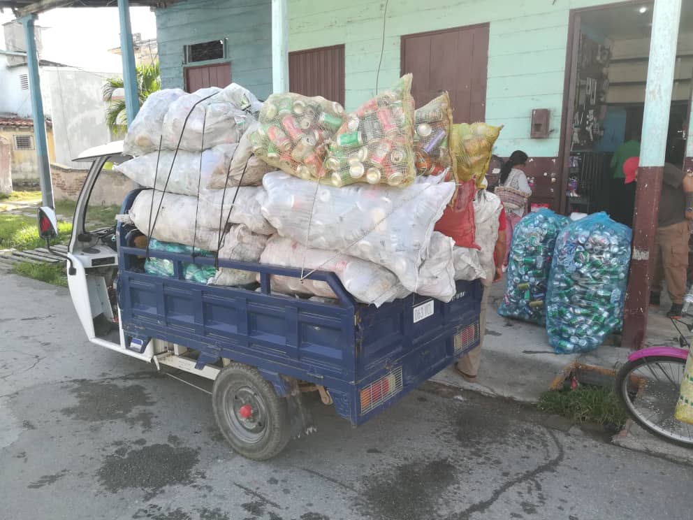 ermpvc's tweet photo. Materia prima directamente desde el hogar a la #ERMPVC para ser procesada.
#CubaRecicla #juntosxvillaclara #IndustriasCuba #ReciclaReduceReutiliza https://t.co/91JNN69lhd