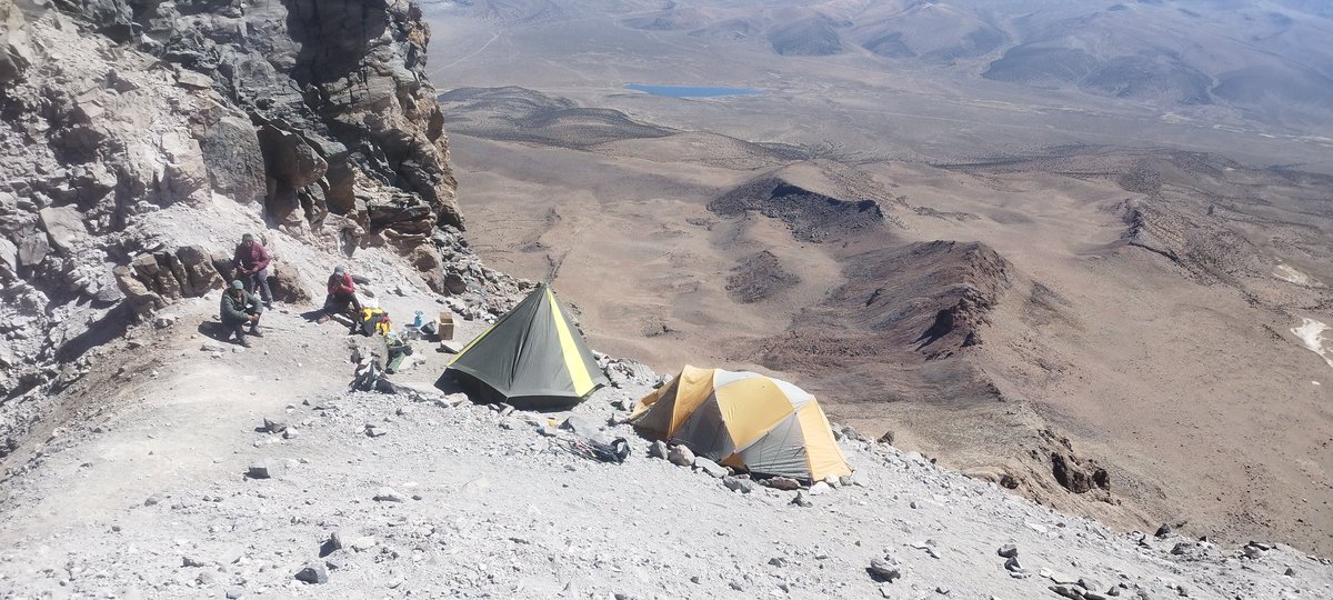 maitepariente's tweet photo. Ayer alcanzamos la cima del Sajama 6542 m, un volcán exigente pero salvajemente bello💫
La última cima de un viaje inolvidable 💪😉
A topeeeee con la vida 💋❤️ https://t.co/3kmQKkiQbs
