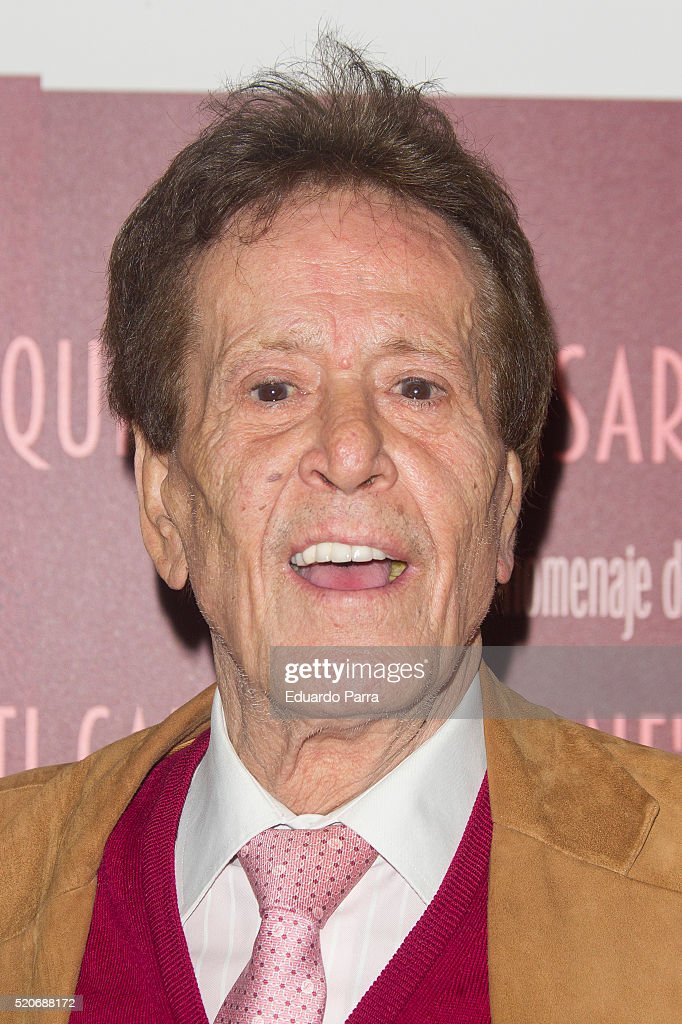 DEP Hilario Lopez Millan, periodista de crónica social con 78 años. 
Un admirador de la Copla, hiperfans y gran amigo de Rocio Jurado. 
Hilario perteneció a una época donde el periodista social hablaba con entera libertad y existía el debate entre contertulios.
Muy grande. 
DEP