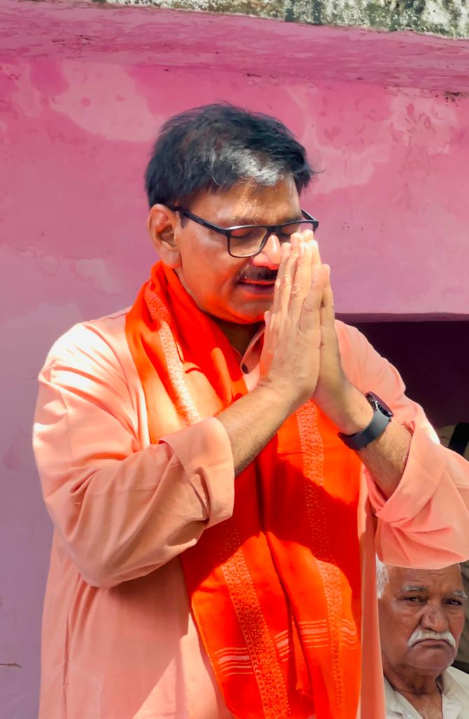 DhirendraGBN's tweet photo. "मैने अपनी जिंदगी को इस तरह से आसां कर लिया है, कि किसी से माफी मांग ली और किसी को माफ कर दिया।" ग्राम लडपुरा में ग्रामवासियों के बीच बैठकर सामाजिक सौहाद्र बनाये रखने  की अपील की।

@AshishSinghLIVE @awanishvidyarth @brajeshlive @chitraaum @Dkumarchandel @PANKAJPARASHAR_ https://t.co/fLL5T5umTy