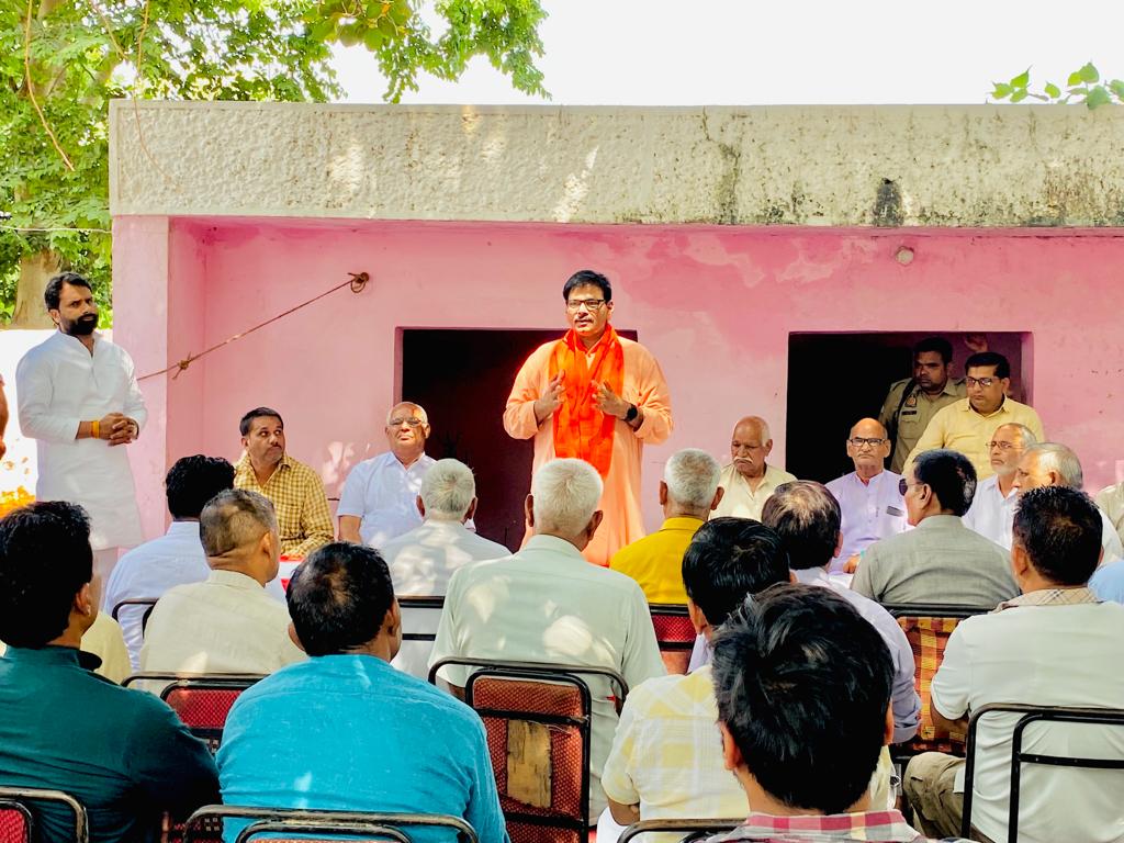 DhirendraGBN's tweet photo. "मैने अपनी जिंदगी को इस तरह से आसां कर लिया है, कि किसी से माफी मांग ली और किसी को माफ कर दिया।" ग्राम लडपुरा में ग्रामवासियों के बीच बैठकर सामाजिक सौहाद्र बनाये रखने  की अपील की।

@AshishSinghLIVE @awanishvidyarth @brajeshlive @chitraaum @Dkumarchandel @PANKAJPARASHAR_ https://t.co/fLL5T5umTy