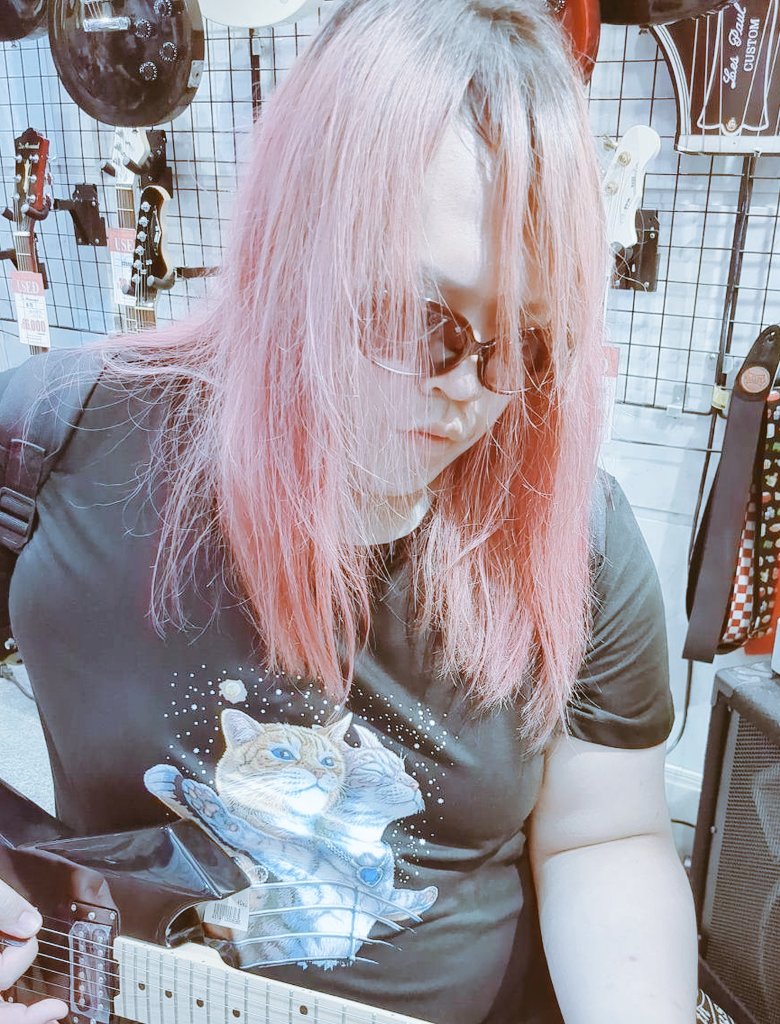 knsn_dalaeve's tweet image. 安物キラーの目に止まってしまい
恐る恐る試奏してご満悦で帰っていく帝王であった。。。

#killer #Exploder #ESPクラフトハウス #試奏 #猫 #タイタニック