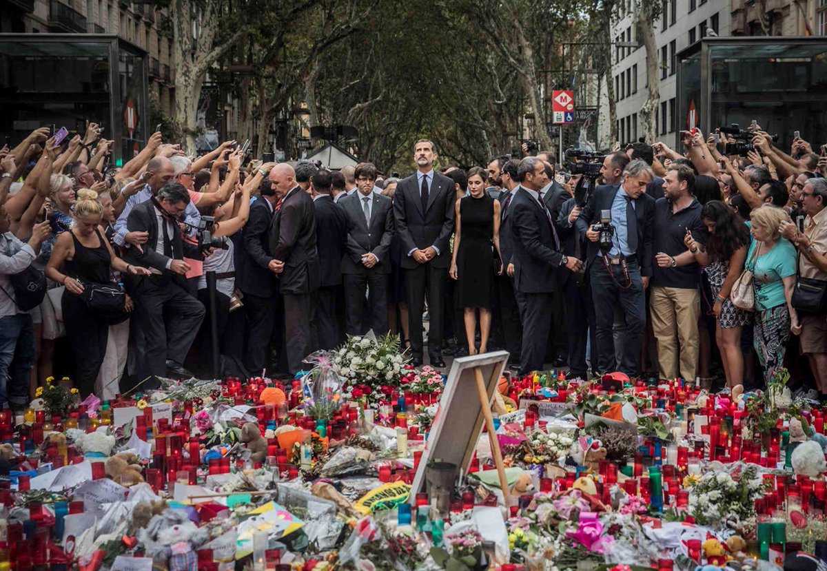afvt_org's tweet photo. Il y a 6 ans, les 17 et 18 août 2017, deux attentats frappent Barcelone et Cambrils, en Espagne. Une camionnette fonce à grande vitesse dans la foule sur la Rambla. Cet attentat fait 15 morts et plus d’une centaine de blessés, dont de très nombreux touristes étrangers et français https://t.co/1YT0ardx1v