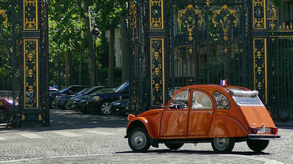 Cruising past the gates of Parc Monceau...#Paris #Travel #Thursdayvibes #garden #ThursdayFeeling #summer #France #thursdaymood #architecture 📸 Pascal Bernardon💖💞