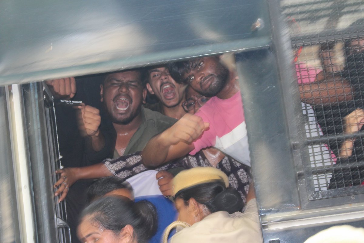 bsCEM2018's tweet photo. bsCEM activist protested along with other Organisations at haryana Bhavan today. We demand that the rally called by Bajrang dal on 28th august should be stopped and all the houses that were bulldozed should be rebuilt by the Khattar government #ArrestMonuManesar https://t.co/a07roUwPro