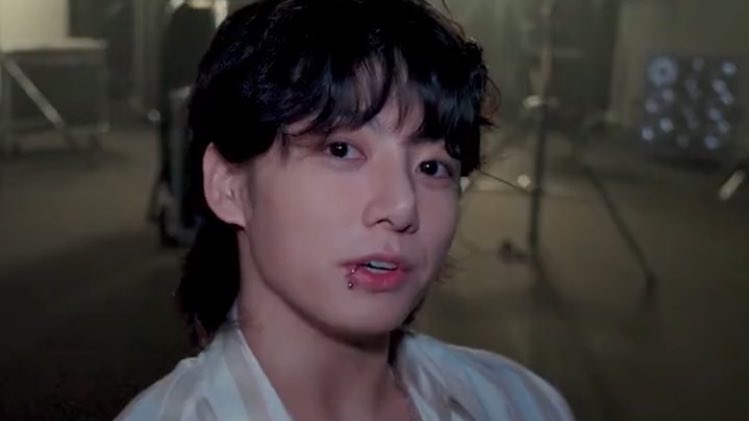 — #JUNGKOOK estaba tan emocionado de trabajar con Brian Puspos. 

🐰: Mi bailarín favorito de cuando era trainee está aquí para bailar con nosotros. 
🐰: Se siente muy extraño. cuando lo vi, fue como "¡ah!" Brian puspos está aquí.
🐰: Me  gustaba mucho cuando era más joven. (+)