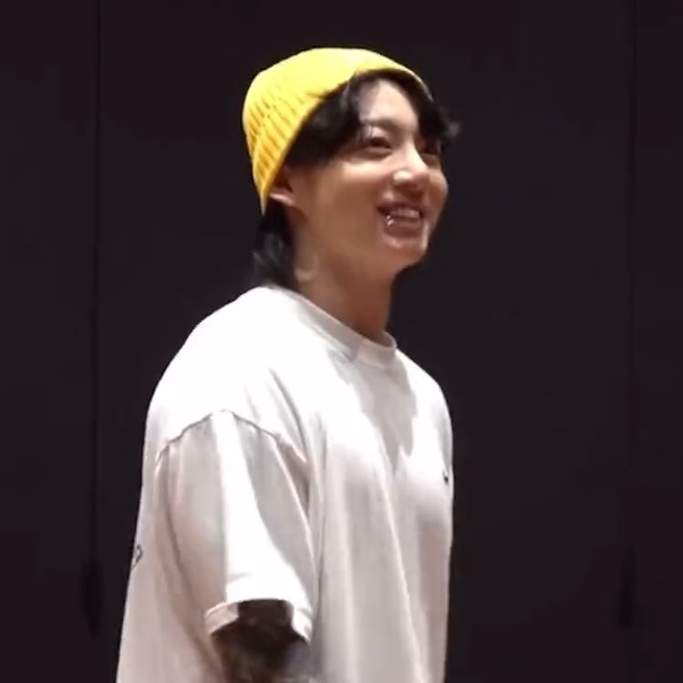 vminiecats's tweet photo. — #JUNGKOOK estaba tan emocionado de trabajar con Brian Puspos. 

🐰: Mi bailarín favorito de cuando era trainee está aquí para bailar con nosotros. 
🐰: Se siente muy extraño. cuando lo vi, fue como "¡ah!" Brian puspos está aquí.
🐰: Me  gustaba mucho cuando era más joven. (+) https://t.co/Ge2a4Dxz8F