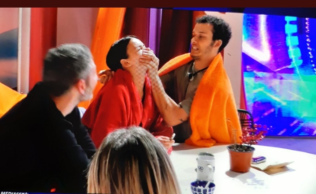 occhibluuu83's tweet photo. Ragazzi sono tornati
🥰🥰🥰🥰
#donnalisi
#donnavassi
#murgette https://t.co/st5v5yQ8h6