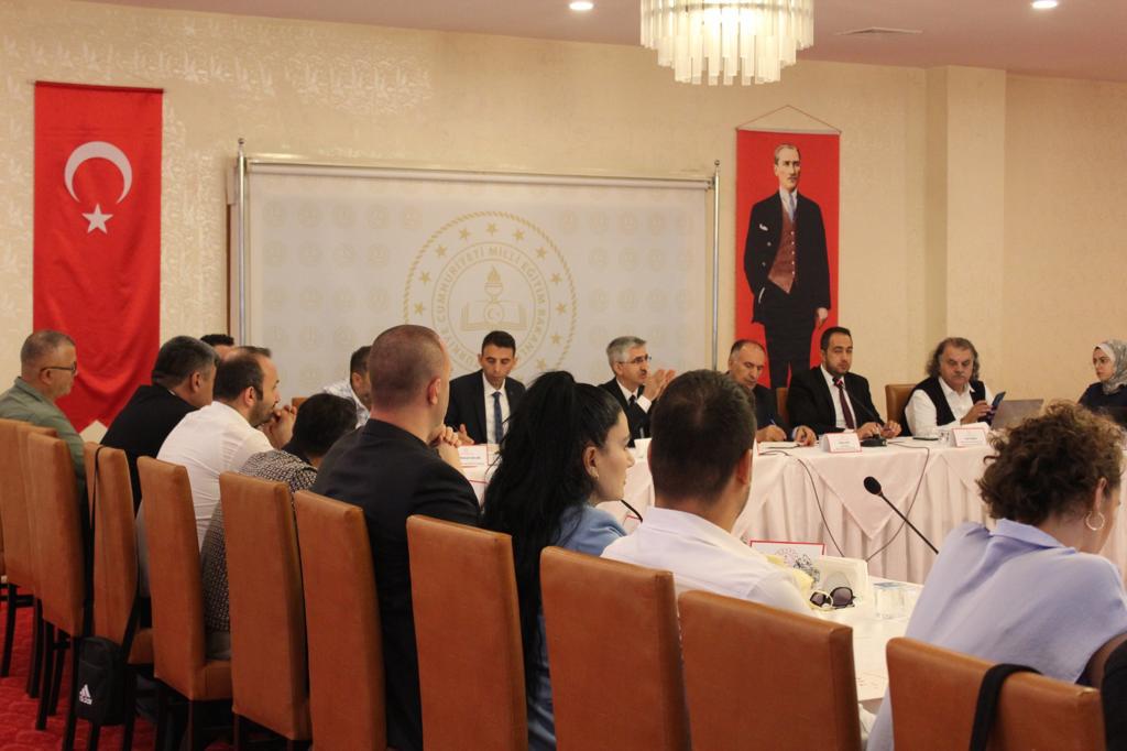meb_dhgm's tweet photo. Destek Hizmetleri Genel Müdürlüğümüzce düzenlenen "Okulumda Sağlıklı Besleniyorum" Programı kapsamındaki "Okul İçi Oyunlar, Fiziksel Aktivite ve Sağlıklı Beslenme Toplantısı" Bakan Yardımcımız Nazif Yılmaz'ın katılımıyla yapıldı. @tcmeb @Yusuf__Tekin @yilmaznazif @omurfatih https://t.co/k03gXjGo2K
