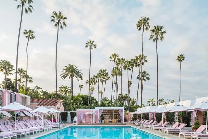 I need JISOO to visit the Dioriviera pop up at the Beverly Hills Hotel when she is in LA for the tour and serve some Barbie realness 😍