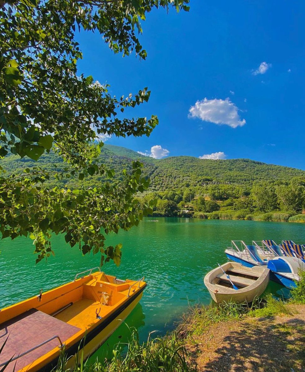 visit_lazio's tweet photo. Il #LagoDiPaterno è un luogo unico nella #Sabina.  A poca distanza ci sono i resti della villa dell’imperatore Vespasiano, con una monumentale fontana affacciata sul lago, la cui visita è d’obbligo

📷 Ig matteodoldo

#VisitLazio #LazioIsMe #LazioEternaScopert https://t.co/uLEpmNvsiW