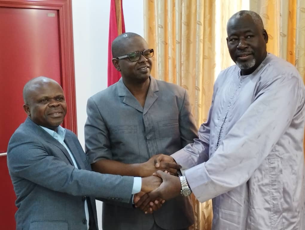 mohamed_hamagar's tweet photo. Honoré d'avoir rencontré le nouveau ministre de l'Ag et Dev rural de #GuineaBissau Mr Mamadou Saliu Lamba avec le Rep du #PAM
Nous avions parlé des stratégies conjointes pour booster le secteur Ag du pays et de la participation du pays au forum #HiH
@FAOGuineaBissau 
@FAO https://t.co/f1C4P755vS