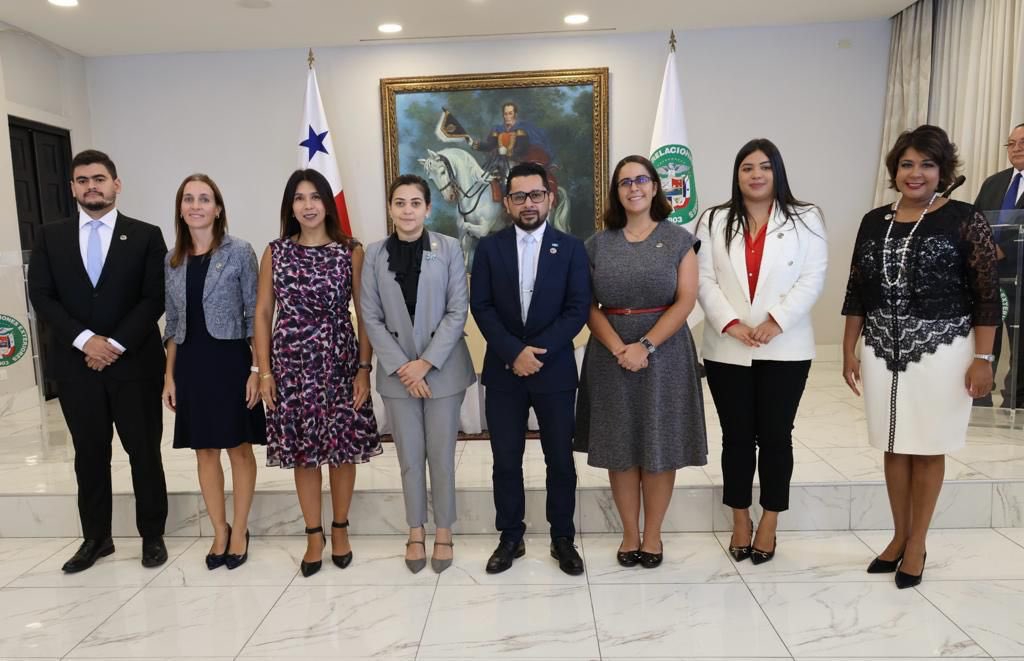janaisatm's tweet photo. Extiendo también mis felicitaciones a la nueva Junta Directiva por las nuevas responsabilidades que asumen, sumadas a sus funciones consulares diarias, que son de gran relevancia para nuestro país. https://t.co/yXTwE88Tf7