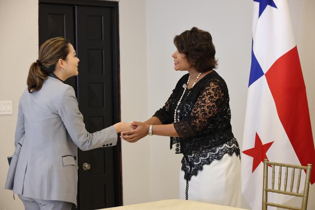 janaisatm's tweet photo. Extiendo también mis felicitaciones a la nueva Junta Directiva por las nuevas responsabilidades que asumen, sumadas a sus funciones consulares diarias, que son de gran relevancia para nuestro país. https://t.co/yXTwE88Tf7
